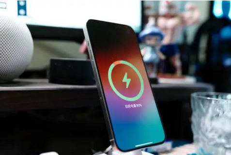阿巴嘎苹果15换屏服务分享用什么充电器给iPhone15充电更好 